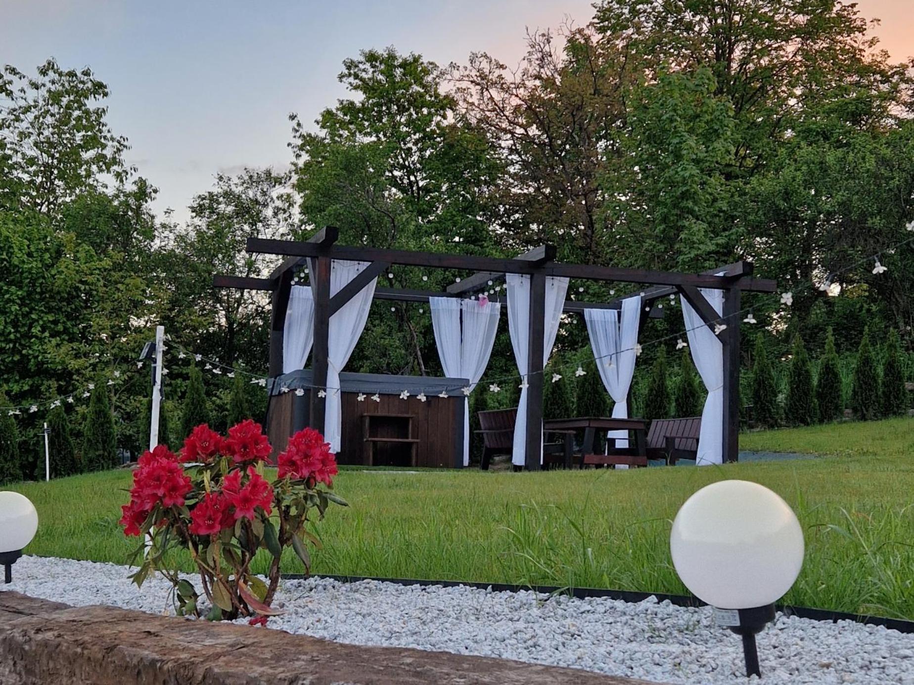 Domek Na Folwarku Z Jacuzzi Tarnawa Dolna  Exterior foto